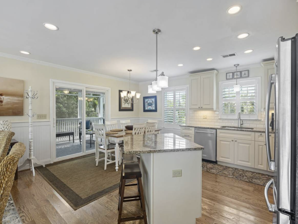 Classic Isle of Palms Bungalow 2 blocks to the beach with private pool
